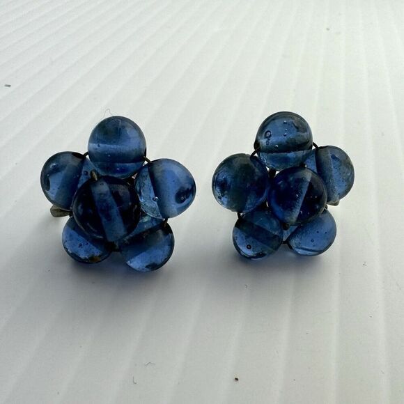 Vintage Clip On Earrings Lucite Blue Round Flower Silver Tone Metal Screw Back - Picture 7 of 7